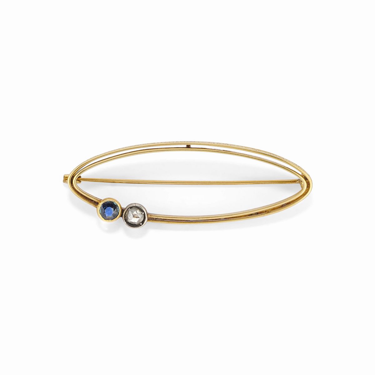 Due spille e quattro catene in oro giallo 18K con diamanti e zaffiri