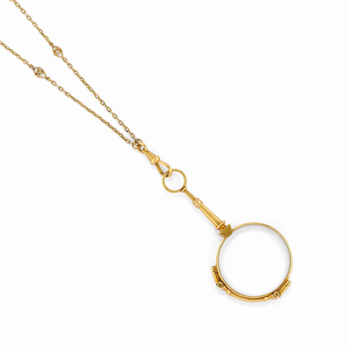 Due spille e quattro catene in oro giallo 18K con diamanti e zaffiri