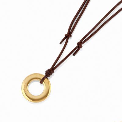 Pendente in oro giallo 18K, forma circolare con cordoncino