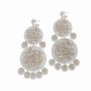 A 18K white gold earrings 