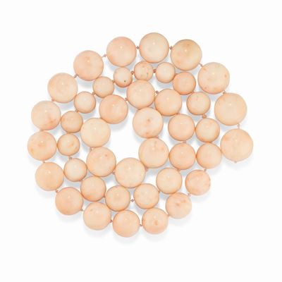 Collana in corallo rosa con boules di dimensioni variabili
