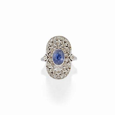 Anello in platino con pietra azzurra e diamanti, forma ovale