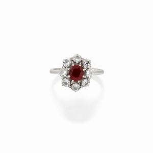  - Anello in oro bianco 18K con rubino e diamanti