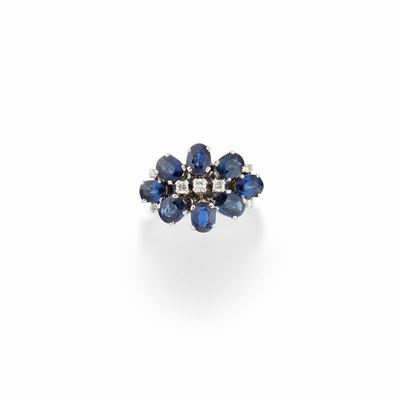 Anello in oro bianco 18k decorato con zaffiri e diamanti