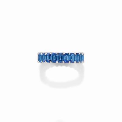 Anello in oro bianco 18K con zaffiri taglio smeraldo, ct 8,40