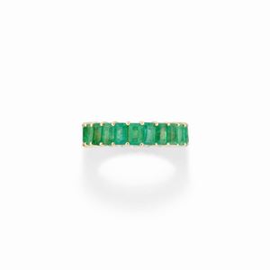  - A 18K white gold and emerald ring
