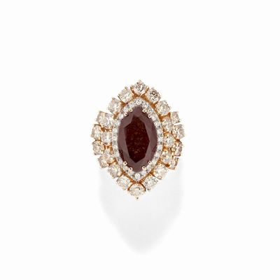 Anello in oro rosa 18K con diamanti brown e incolori, ct 5,90 e 3,40 circa