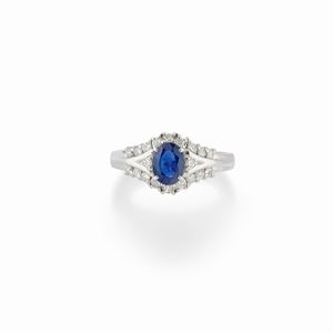  - Anello in platino con zaffiro e diamanti