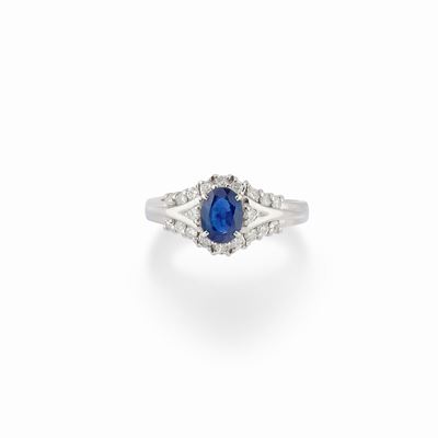 Anello in platino con zaffiro ovale di circa 0,90 ct e diamanti brillanti di circa 0,40 ct