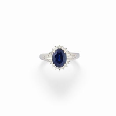 Anello in platino con zaffiro ovale di ct 2,65 e diamanti