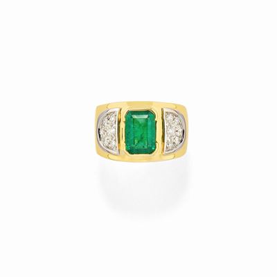 Anello in oro bicolore 18K, smeraldo rettangolare e diamanti
