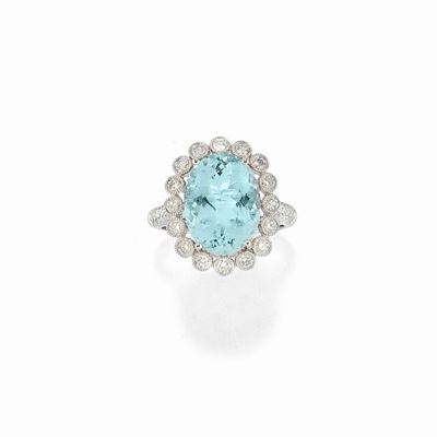 Anello in oro bianco 18K con acquamarina ovale di ct 5,50 e diamanti