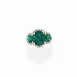  - Anello in oro bianco 18K con smeraldi e diamanti