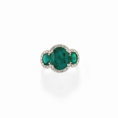 Anello in oro bianco 18K con smeraldi e diamanti