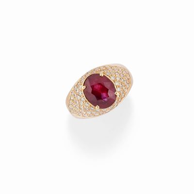 Anello in oro rosa 18K con rubino taglio ovale e diamanti