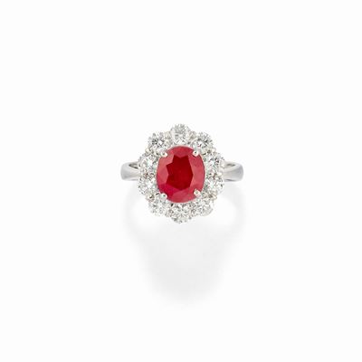 Anello in oro bianco 18K, con rubino Burma ovale di ct 3,41 e diamanti