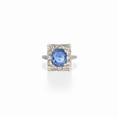 Anello in oro bianco 14K con zaffiro ovale di circa 3,50 ct e diamanti, circa 1950