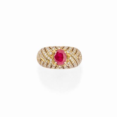 Anello in oro giallo 18k con rubino ovale da 1,55 ct e diamanti brillanti da 1,00 ct
