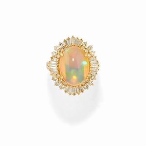  - Anello in oro giallo 18K con opale e diamanti