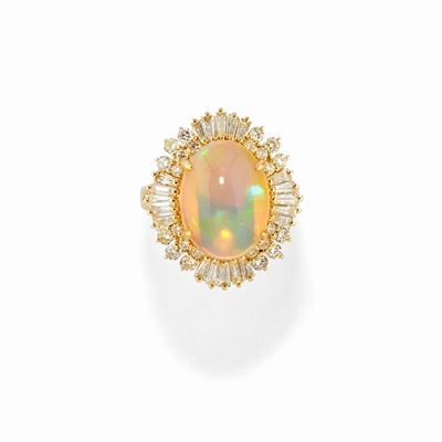 Anello in oro giallo 18K con opale cabochon e diamanti
