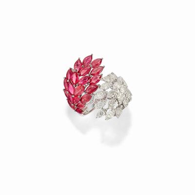 Anello in oro bianco 18K con rubini navette e diamanti brillanti