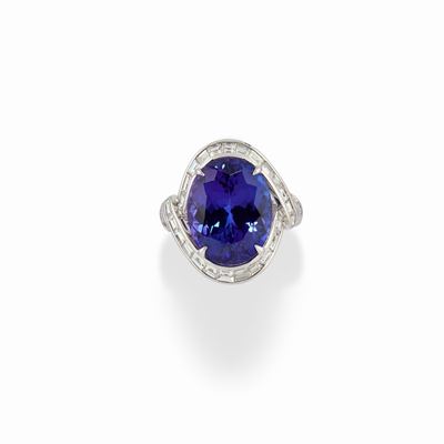Anello in oro bianco 18K con tanzanite ovale di circa 14,30 ct e diamanti baguette da circa 1,90 ...