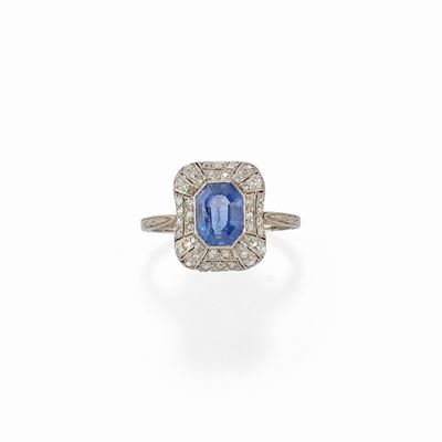 Anello in oro bianco 18K con zaffiro ottagonale e diamanti decorativi