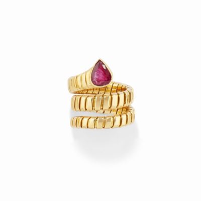 Anello in oro giallo 18K con rubino a forma di goccia