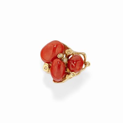 Anello in oro giallo 18K con corallo ovale e diamanti taglio brillante