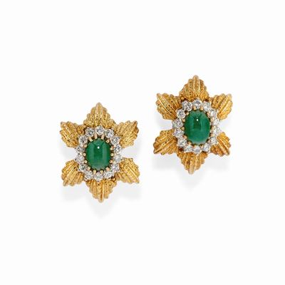 Orecchini in oro giallo 18K con smeraldo cabochon e diamanti, circa 1970