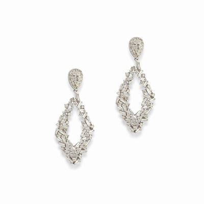 Orecchini in oro bianco 18K con diamanti di varie forme