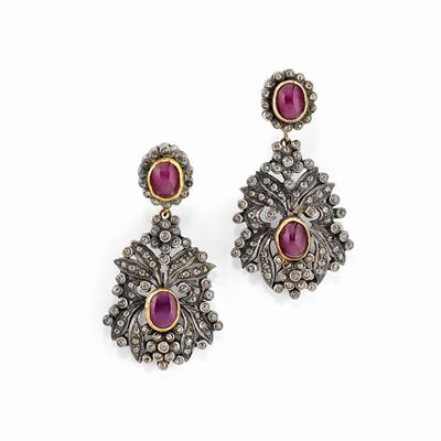 Orecchini in oro rosso 14K e argento con rubini cabochon e diamanti rosa
