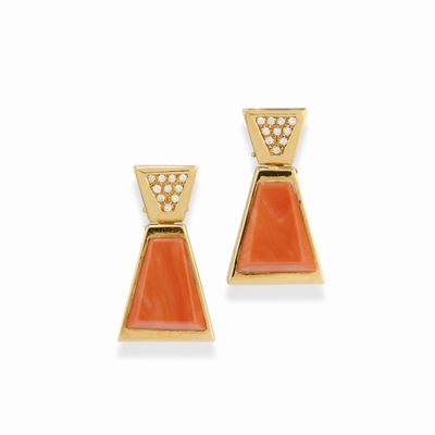 Orecchini, pendenti in oro giallo 18K con corallo e diamanti