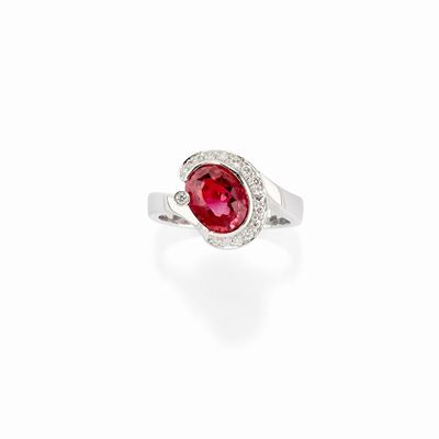 Anello in oro bianco 18K con rubino ovale di ct 3,03 e diamanti