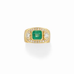  - Anello in oro giallo 18K, smeraldo e diamanti