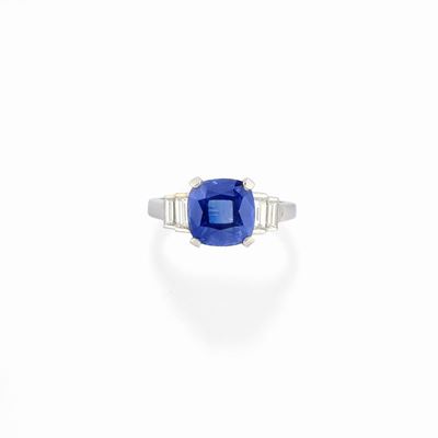 Anello in oro bianco 18K con zaffiro taglio cuscino e diamanti