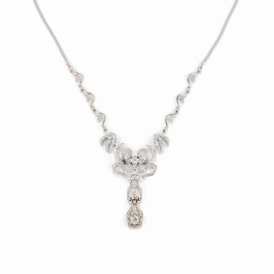 Collana in oro bianco 18K con motivo centrale decorato da diamanti