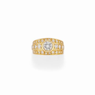 Anello in oro giallo 18K con diamante centrale e diamanti laterali
