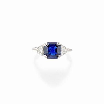 Anello in platino con zaffiro rettangolare e diamanti