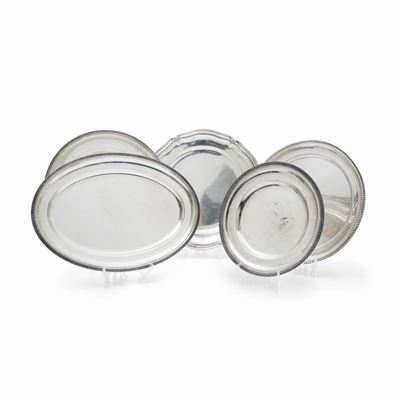 Set di quattro piatti tondi e un vassoio in argento, XX secolo