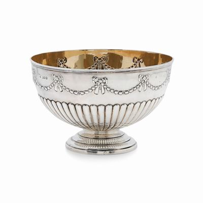 Centrotavola in sterling, Londra, fine XIX secolo, forma circolare con decoro a festoni, parte in...