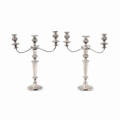 Coppia di candelabri in argento a tre fiamme, XX secolo