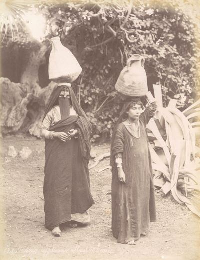 Femme Égyptiennes Allont À L'eau