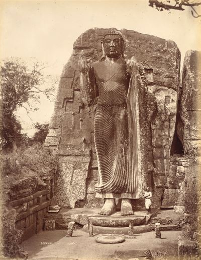 Avukana Buddha Statue, Kekirawa, Ceylon (stampa all’albumina, anni 1870)