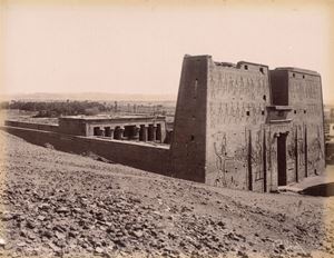 Sébah Pascal - Edfou: vue gènèrale du temple