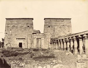 Phile, Les colonnades du Temple d'Isis ; Phile, Pylone avec les cononnes