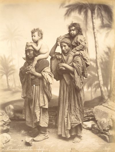 Bédouines Portant Leurs Enfants