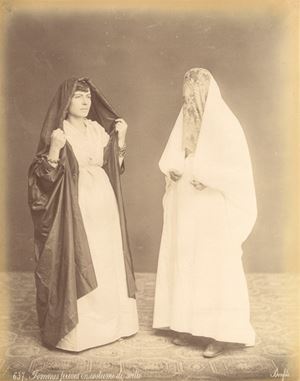 Femmes juives en costume de sortie