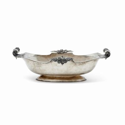 Centrotavola in argento, Firenze, XX secolo, forma ovale con decorazione floreale