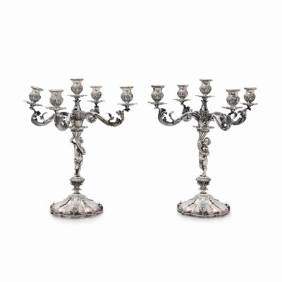 Coppia di candelabri in argento, Roma, XX secolo, con cinque fiamme e decorazioni a putto